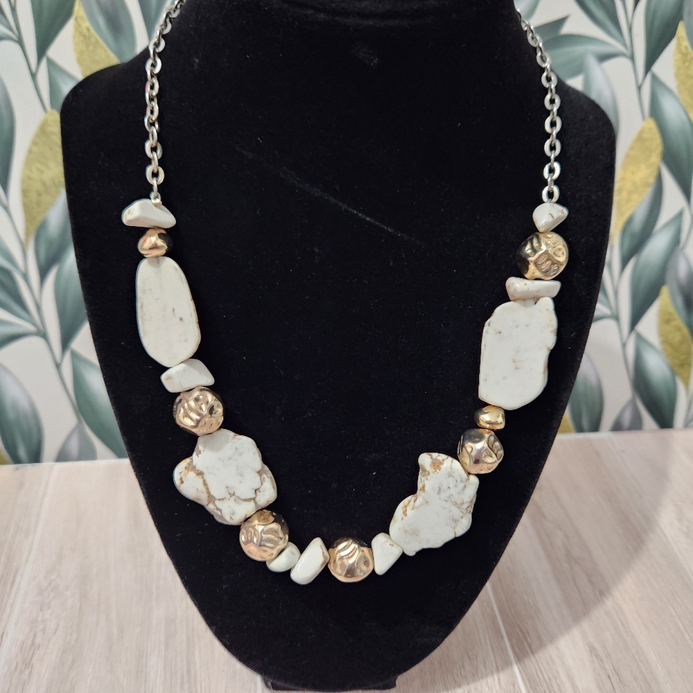 Chunky White Howlite Stone & Gold Tone Bead Statement Necklace Adjustable 18-20"